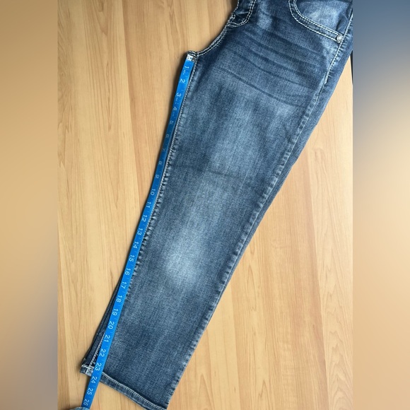 Apt. 9- Women'sEmbellished  Capri Jeans Stretch/ Size 6 - Picture 13 of 14